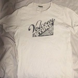 A large volcom shirt only been worn once before